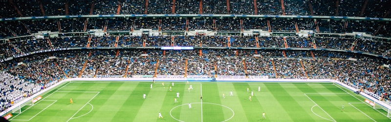 足球运动员训练场景 - 球员在绿茵场上进行传球练习