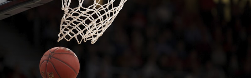 NBA篮球比赛瞬间 - 球员突破上篮防守激烈