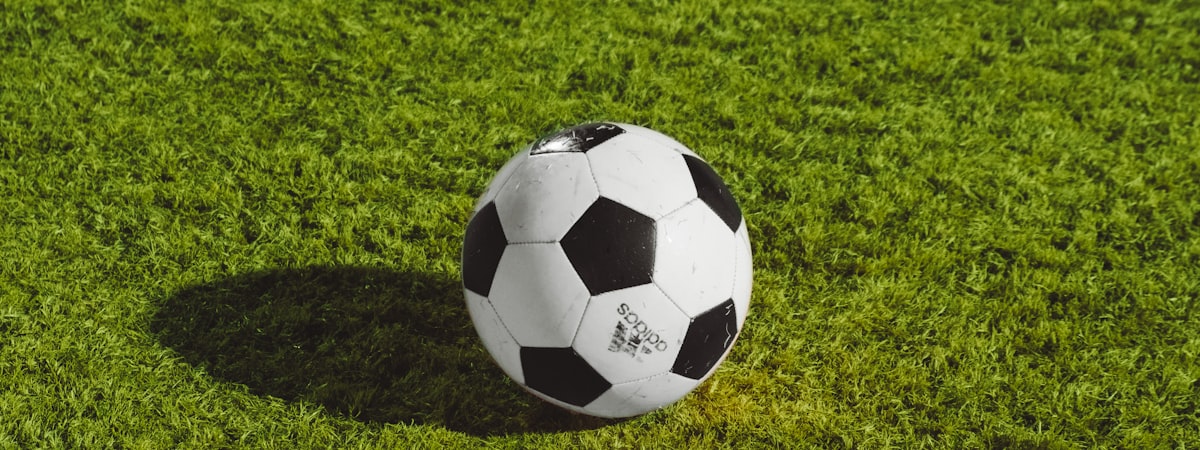 欧冠足球比赛焦点瞬间 - 球员激烈争抢头球攻门